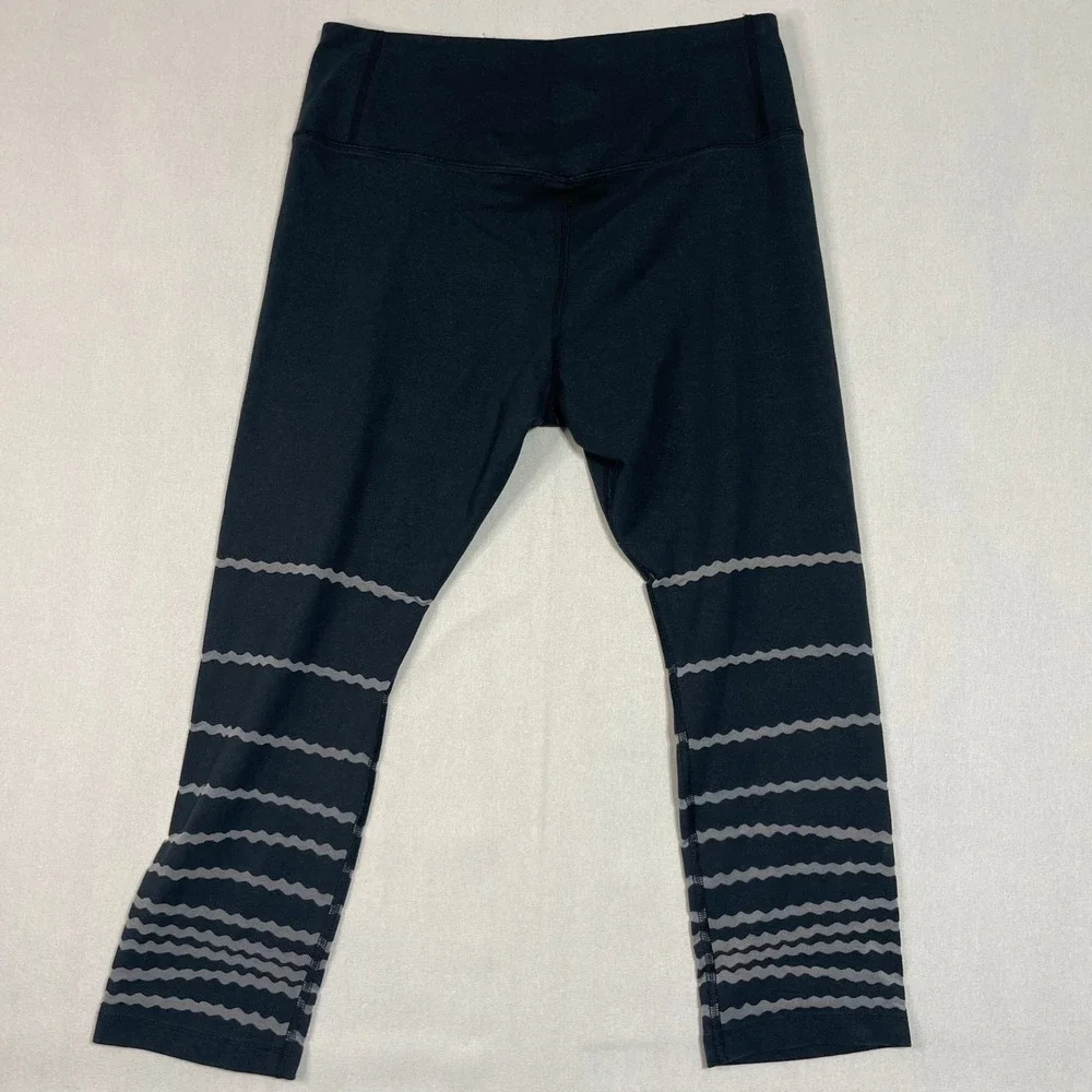 Nike Dri-FIT Black Cropped Capris Wavy Grey Stripe Print Yoga Leggings - Size L - Picture 3 of 7